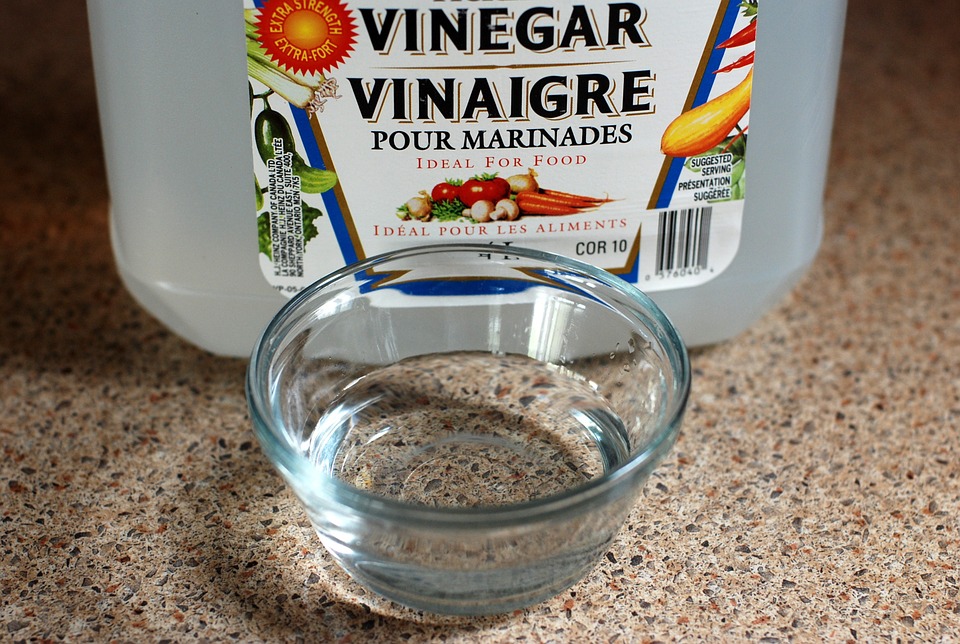 Cleaning uses for white vinegar
